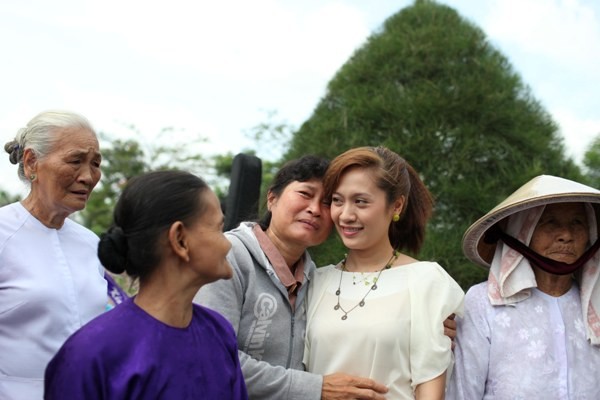 Sự có mặt của diễn viên Ngân Khánh và Thanh Thúy được bà con chào đón rất nhiệt thành.